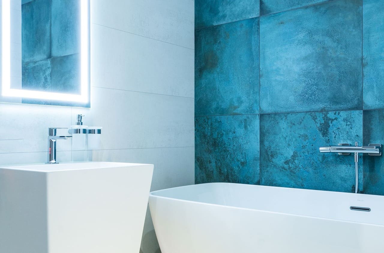 Fertig saniertes Badezimmer mit freistehender Wanne