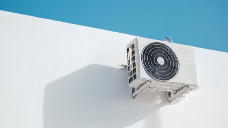 Außeneinheit einer Klimaanlage an einer Hauswand