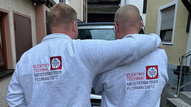 Mitarbeiter von Elektrotechnik Dietz in Firmenkleidung