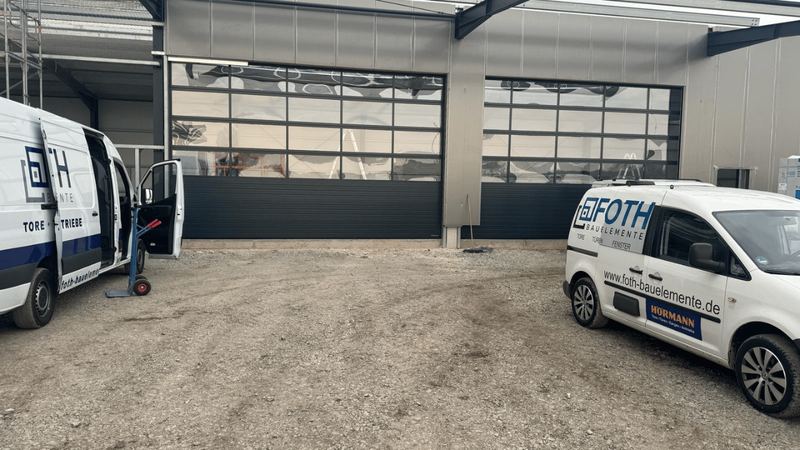 Firmenfahrzeuge von Foth Bauelemente vor der Betriebshalle